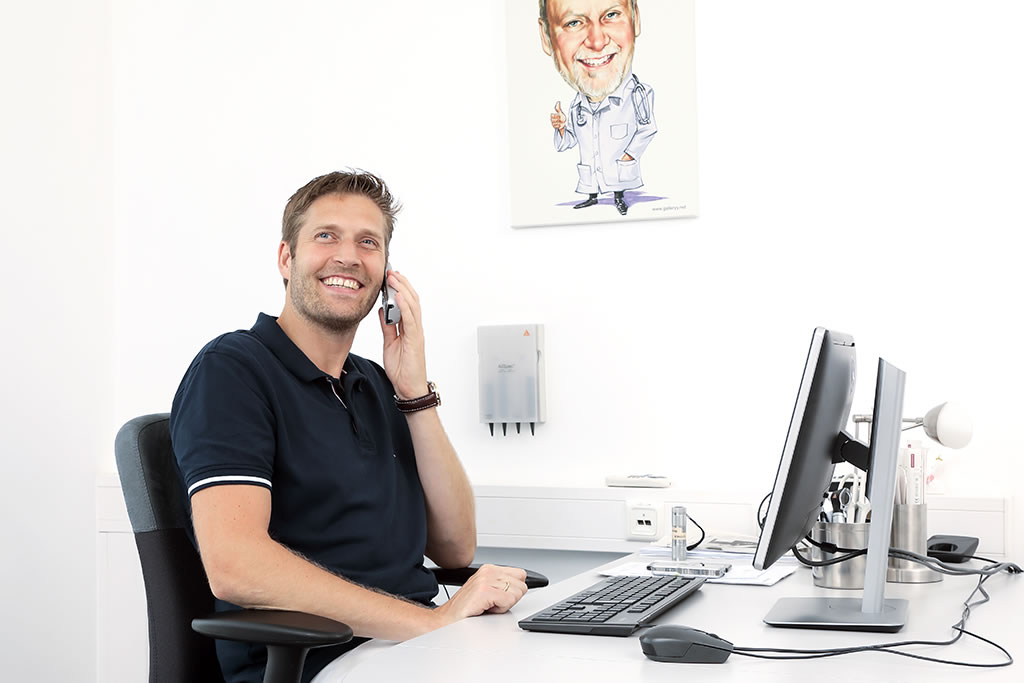 Das Bild zeigt Sebastian Haaß in seiner Praxis in Düren